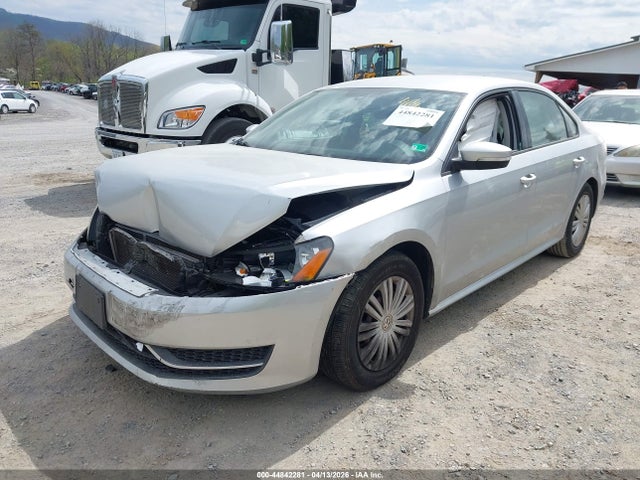 2015 Volkswagen Passat 1.8t S მანქანა იყიდება აუქციონზე, vin: 1VWAT7A32FC018064, აუქციონის ნომერი: 44842281