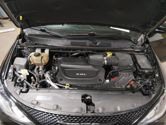 44842564 :رقم المزاد ، 2C4RC1EG7JR168252 vin ، 2018 Chrysler Pacifica Touring L Plus مزاد بيع