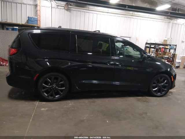 44842564 :رقم المزاد ، 2C4RC1EG7JR168252 vin ، 2018 Chrysler Pacifica Touring L Plus مزاد بيع