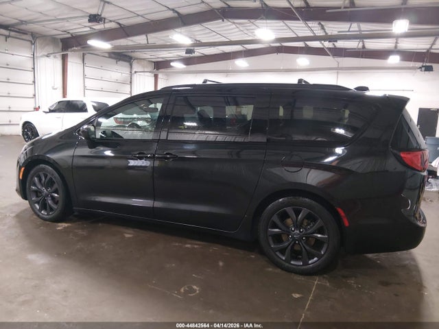 44842564 :رقم المزاد ، 2C4RC1EG7JR168252 vin ، 2018 Chrysler Pacifica Touring L Plus مزاد بيع
