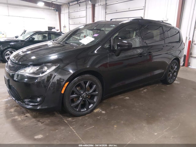 44842564 :رقم المزاد ، 2C4RC1EG7JR168252 vin ، 2018 Chrysler Pacifica Touring L Plus مزاد بيع