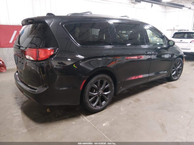 44842564 :رقم المزاد ، 2C4RC1EG7JR168252 vin ، 2018 Chrysler Pacifica Touring L Plus مزاد بيع