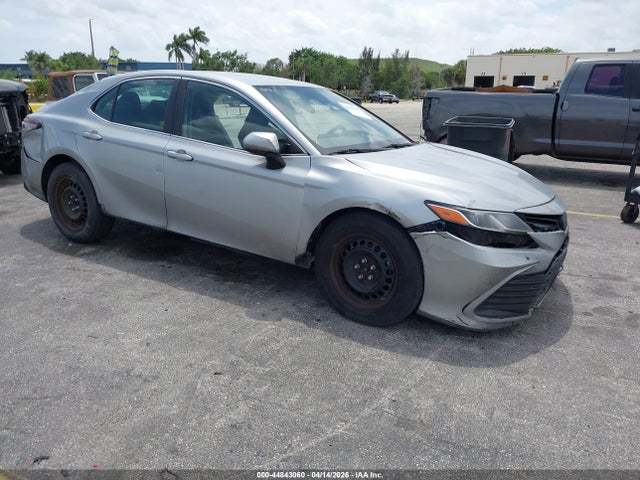 2022 Toyota Camry Le მანქანა იყიდება აუქციონზე, vin: 4T1C11AK1NU055049, აუქციონის ნომერი: 44843060