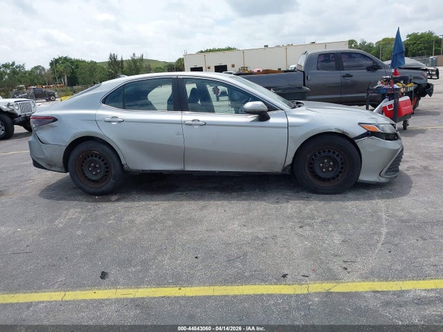 2022 Toyota Camry Le მანქანა იყიდება აუქციონზე, vin: 4T1C11AK1NU055049, აუქციონის ნომერი: 44843060