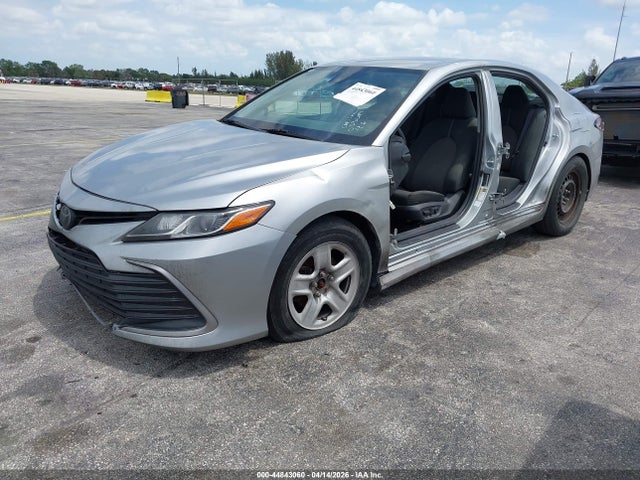 2022 Toyota Camry Le მანქანა იყიდება აუქციონზე, vin: 4T1C11AK1NU055049, აუქციონის ნომერი: 44843060