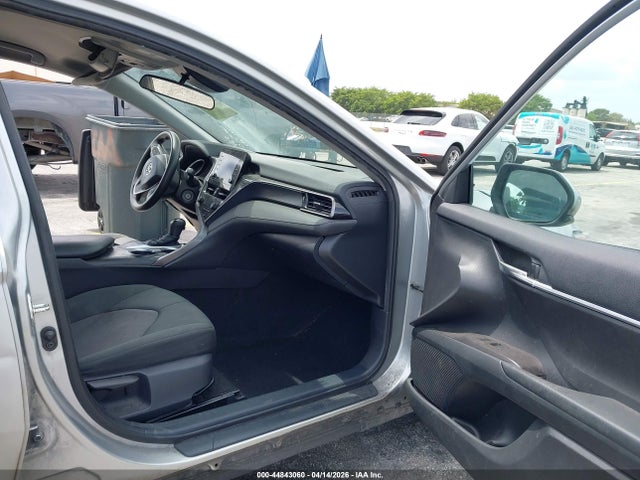 2022 Toyota Camry Le მანქანა იყიდება აუქციონზე, vin: 4T1C11AK1NU055049, აუქციონის ნომერი: 44843060