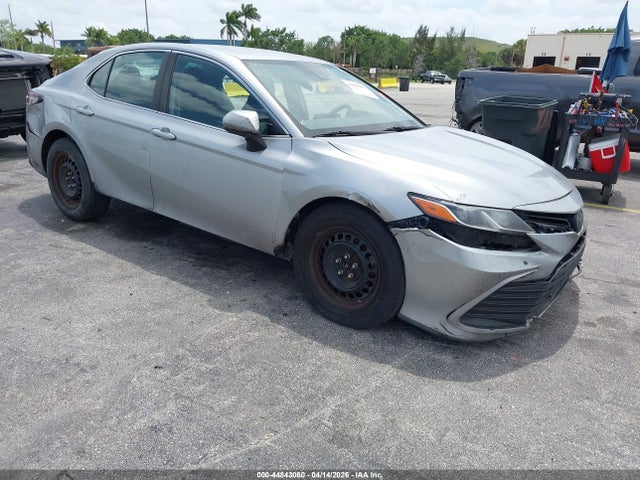 2022 Toyota Camry Le მანქანა იყიდება აუქციონზე, vin: 4T1C11AK1NU055049, აუქციონის ნომერი: 44843060