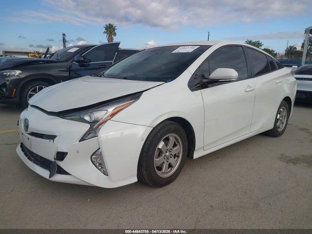 Toyota Prius Three Touring 2018 JTDKARFU4J3055958 Image 2