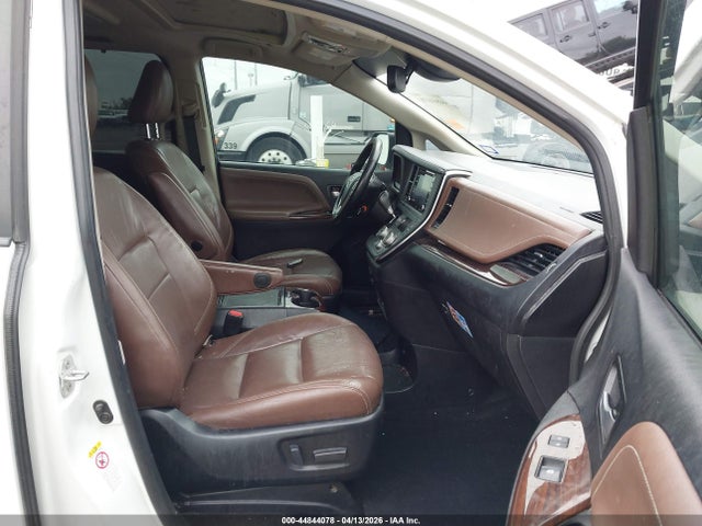 44844078 :رقم المزاد ، 5TDYZ3DC1JS953247 vin ، 2018 Toyota Sienna Limited Premium 7 Passenger مزاد بيع