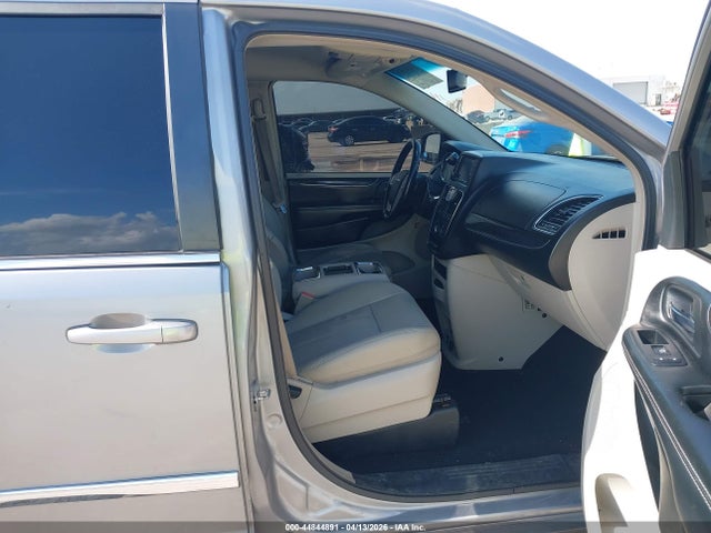 2015 Chrysler Town & Country Touring მანქანა იყიდება აუქციონზე, vin: 2C4RC1BG0FR601714, აუქციონის ნომერი: 44844891