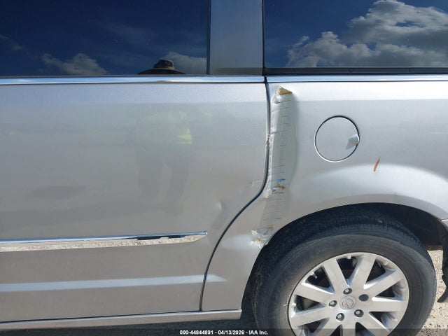 2015 Chrysler Town & Country Touring მანქანა იყიდება აუქციონზე, vin: 2C4RC1BG0FR601714, აუქციონის ნომერი: 44844891
