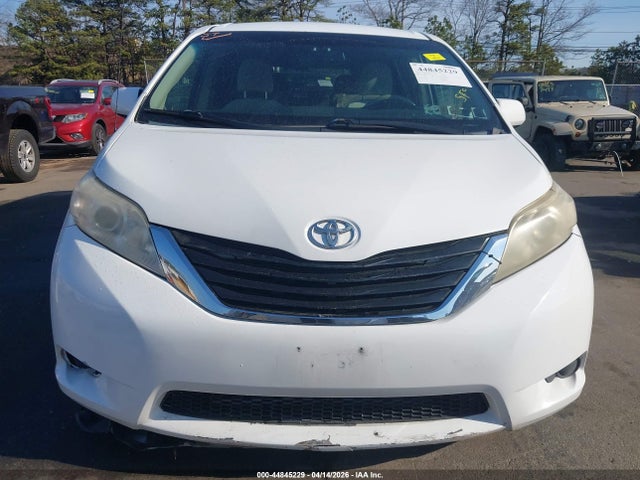 44845229 :رقم المزاد ، 5TDKK3DC1BS079882 vin ، 2011 Toyota Sienna Le V6 مزاد بيع