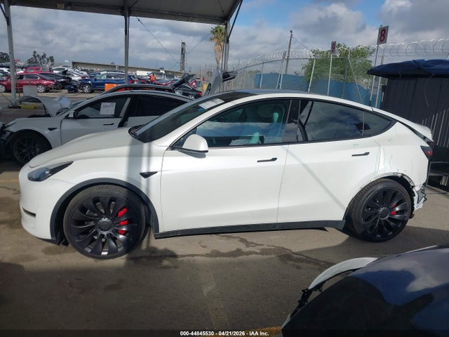 2022 Tesla Model Y Performance Dual Motor All-wheel Drive მანქანა იყიდება აუქციონზე, vin: 7SAYGDEF3NF530381, აუქციონის ნომერი: 44845530