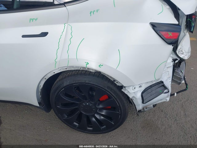 2022 Tesla Model Y Performance Dual Motor All-wheel Drive მანქანა იყიდება აუქციონზე, vin: 7SAYGDEF3NF530381, აუქციონის ნომერი: 44845530