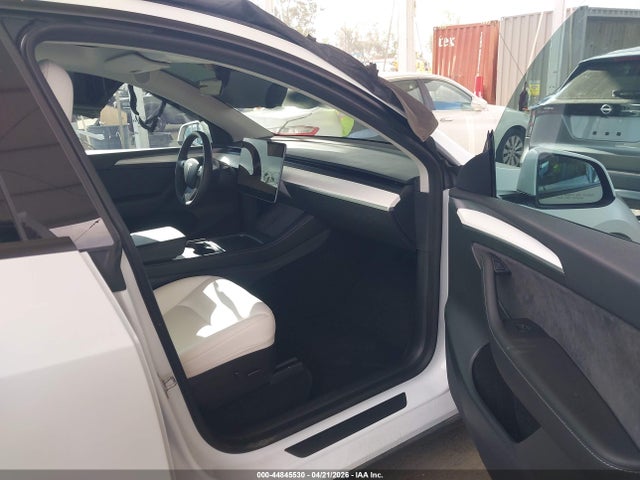 2022 Tesla Model Y Performance Dual Motor All-wheel Drive მანქანა იყიდება აუქციონზე, vin: 7SAYGDEF3NF530381, აუქციონის ნომერი: 44845530