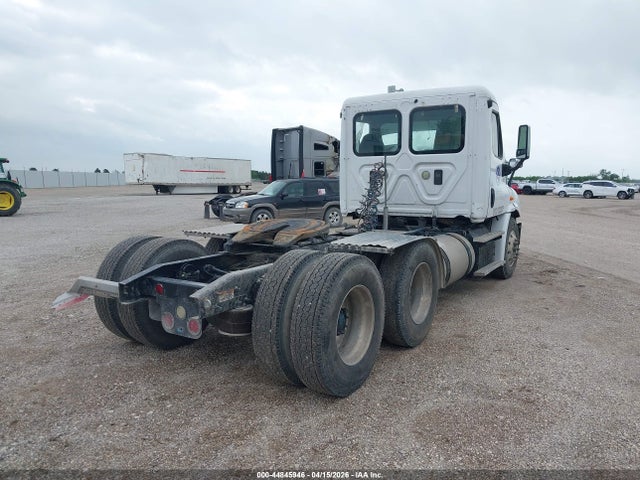 Продажа на аукционе авто 2011 Freightliner Cascadia 113, vin: 1FUJGBDV6BSAZ2588, номер лота: 44845946