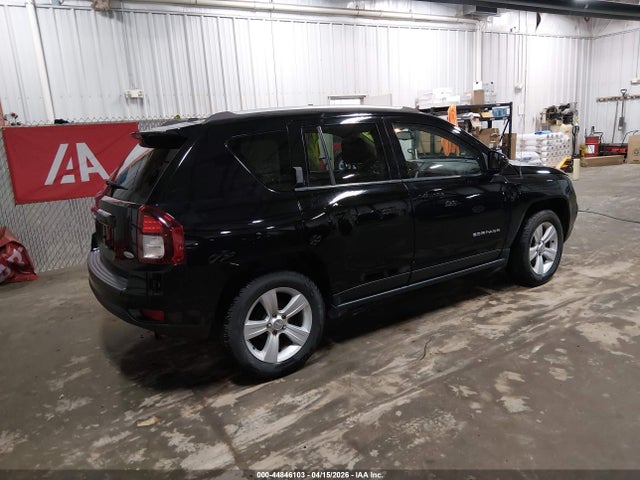 44846103 :رقم المزاد ، 1C4NJDEB8HD205218 vin ، 2017 Jeep Compass Latitude 4x4 مزاد بيع