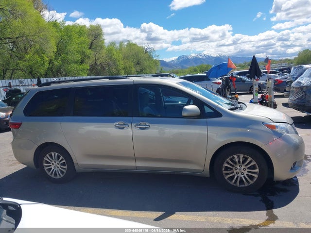 5TDYK3DC6FS600403 Toyota Sienna Xle 8 Passenger