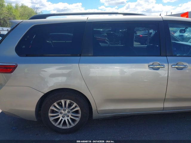 5TDYK3DC6FS600403 Toyota Sienna Xle 8 Passenger