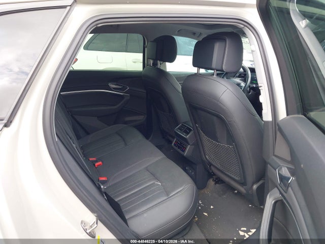 44846225 :رقم المزاد ، WA1LAAGE4MB004560 vin ، 2021 Audi E-tron Premium Plus Quattro مزاد بيع
