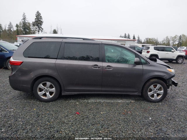 44846401 :رقم المزاد ، 5TDKZ3DC3JS927612 vin ، 2018 Toyota Sienna Le 8 Passenger مزاد بيع