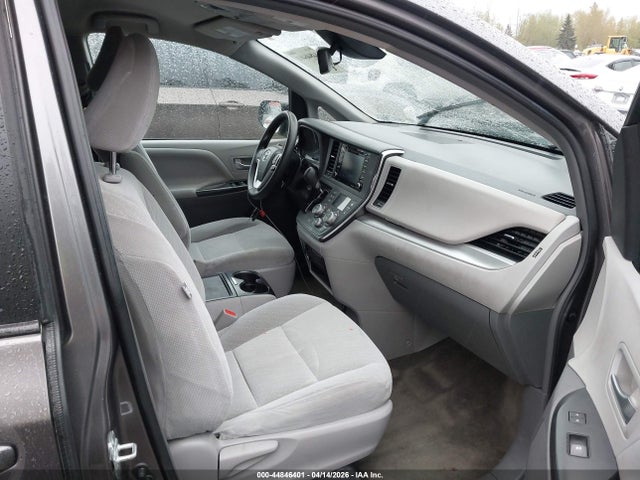 44846401 :رقم المزاد ، 5TDKZ3DC3JS927612 vin ، 2018 Toyota Sienna Le 8 Passenger مزاد بيع