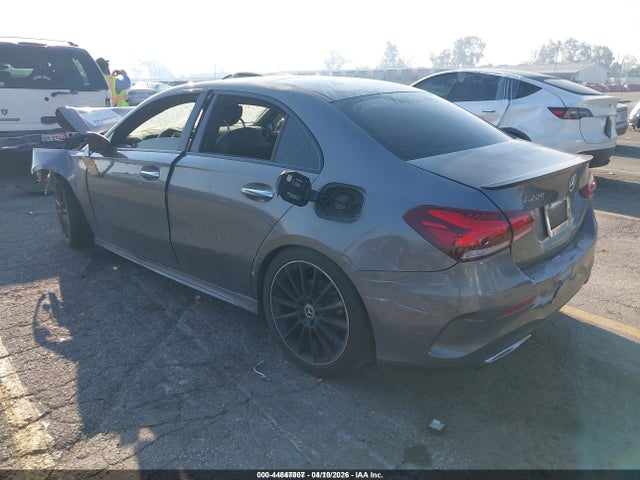 WDD3G4EB3KW005743 Mercedes-Benz A 220