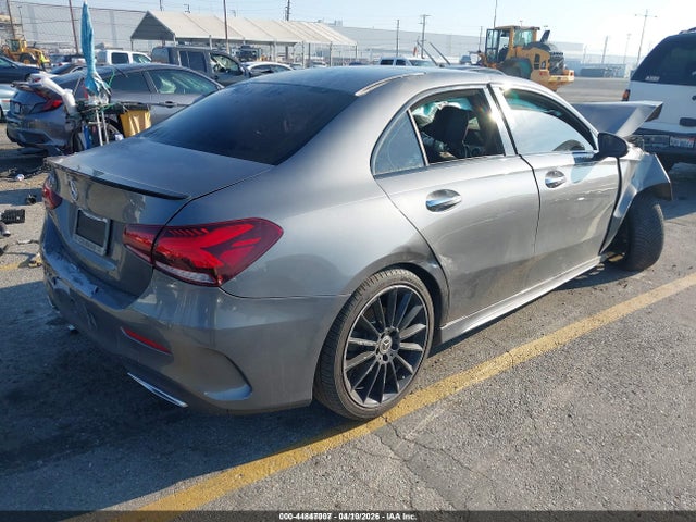 WDD3G4EB3KW005743 Mercedes-Benz A 220