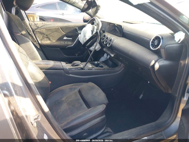 WDD3G4EB3KW005743 Mercedes-Benz A 220