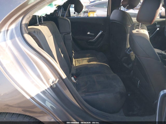WDD3G4EB3KW005743 Mercedes-Benz A 220