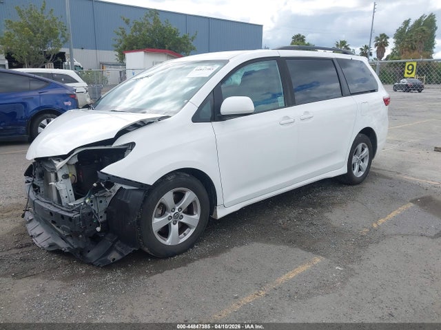 Toyota SIENNA LE 2020 5TDKZ3DC5LS047966 Image 2