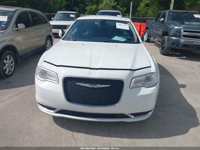44847449 :رقم المزاد ، 2C3CCAAG1JH117688 vin ، 2018 Chrysler 300 Touring L مزاد بيع