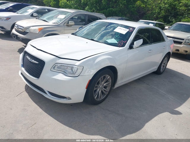 44847449 :رقم المزاد ، 2C3CCAAG1JH117688 vin ، 2018 Chrysler 300 Touring L مزاد بيع
