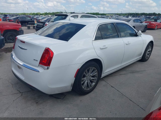 44847449 :رقم المزاد ، 2C3CCAAG1JH117688 vin ، 2018 Chrysler 300 Touring L مزاد بيع