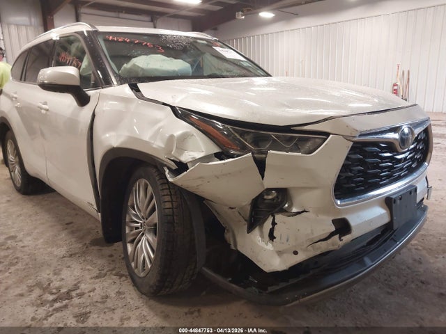 44847753 :رقم المزاد ، 5TDEBRCH6NS090958 vin ، 2022 Toyota Highlander Hybrid Platinum مزاد بيع
