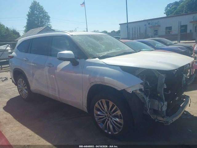 2023 Toyota Highlander Platinum მანქანა იყიდება აუქციონზე, vin: 5TDKDRAH4PS032611, აუქციონის ნომერი: 44848053