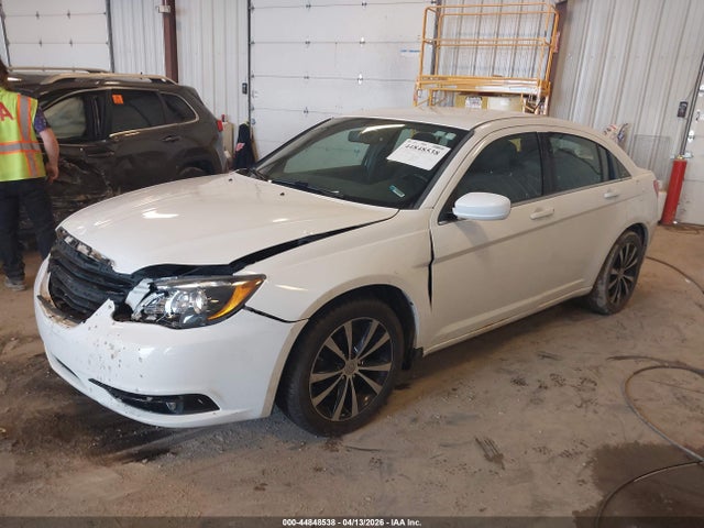 2013 Chrysler 200 Touring მანქანა იყიდება აუქციონზე, vin: 1C3CCBBB4DN586696, აუქციონის ნომერი: 44848538