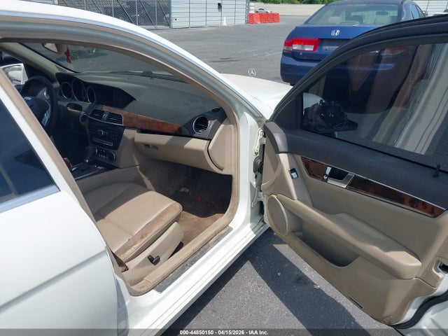 44850150 :رقم المزاد ، WDDGF8BBXCR231052 vin ، 2012 Mercedes-benz C 300 Luxury 4matic مزاد بيع
