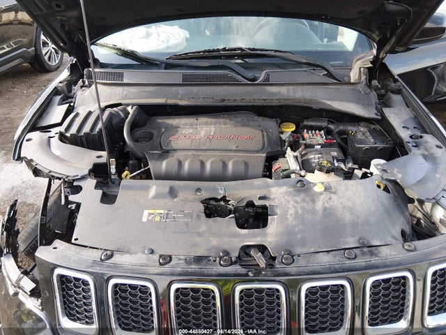 44850427 :رقم المزاد ، 3C4NJDBB1JT433808 vin ، 2018 Jeep Compass Latitude 4x4 مزاد بيع