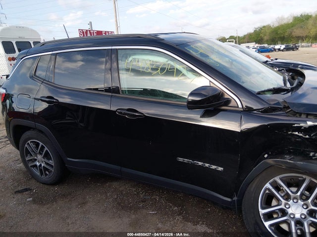 44850427 :رقم المزاد ، 3C4NJDBB1JT433808 vin ، 2018 Jeep Compass Latitude 4x4 مزاد بيع