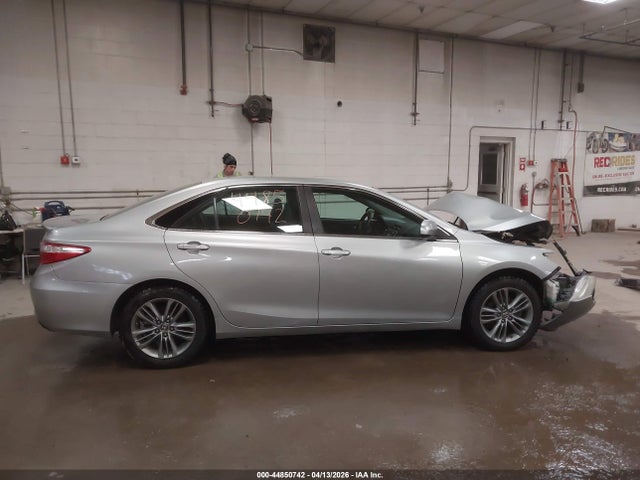 44850742 :رقم المزاد ، 4T1BF1FK8GU240398 vin ، 2016 Toyota Camry Se مزاد بيع