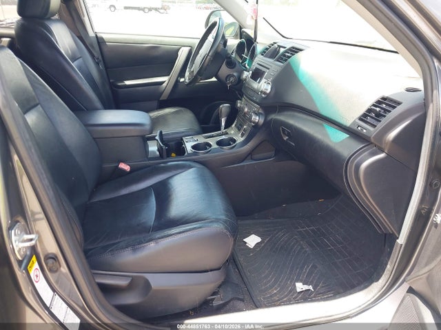 44851763 :رقم المزاد ، 5TDBK3EHXBS072424 vin ، 2011 Toyota Highlander Se V6 مزاد بيع