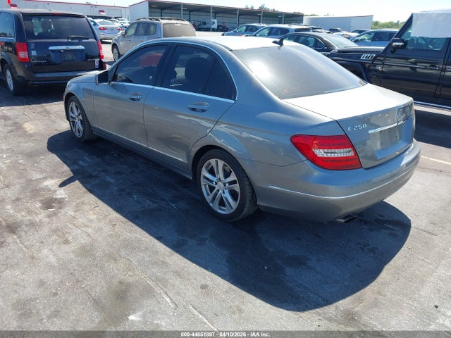 2013 MERCEDES-BENZ C 250 WDDGF4HB1DR294705 Photo 2