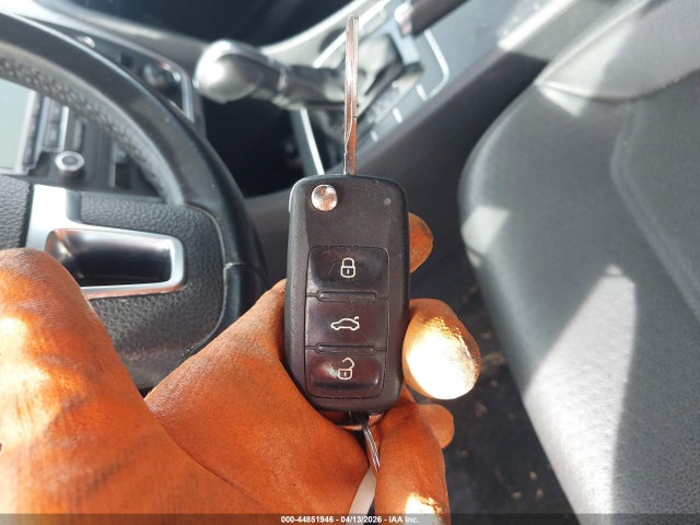 2015 Volkswagen Passat 1.8t Wolfsburg Edition მანქანა იყიდება აუქციონზე, vin: 1VWAT7A34FC021063, აუქციონის ნომერი: 44851946