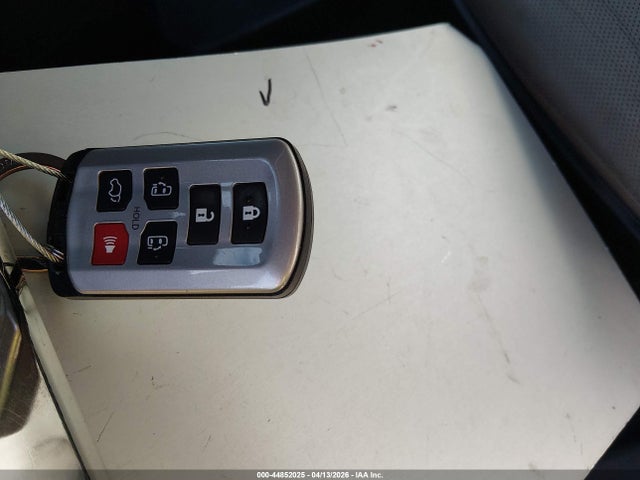 5TDDK3DC8FS115047 Toyota Sienna Limited Premium 7 Passenger