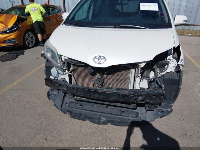 5TDDK3DC8FS115047 Toyota Sienna Limited Premium 7 Passenger