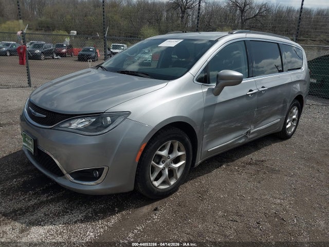 Продажа на аукционе авто 2017 Chrysler Pacifica Touring-l, vin: 2C4RC1BG3HR809668, номер лота: 44853286