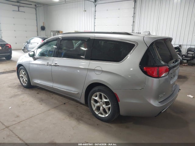 Продаж на аукціоні авто 2017 Chrysler Pacifica Touring-l, vin: 2C4RC1BG7HR565720, номер лоту: 44857841