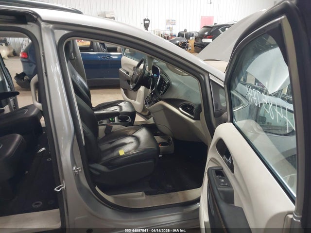 Auction sale of the 2017 Chrysler Pacifica Touring-l, vin: 2C4RC1BG7HR565720, lot number: 44857841