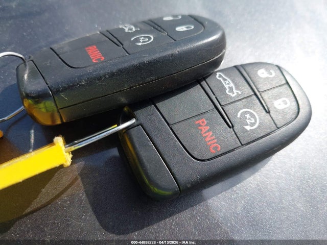 44858228 :رقم المزاد ، 1C3CCCBB7FN614547 vin ، 2015 Chrysler 200 S مزاد بيع